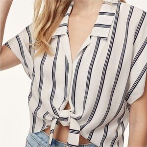 Like New Aritzia Wilfred Free Tie Front Blouse